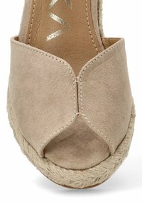 Sandalía de espadrille abierta en la parte delantera en beige, hecha de suave ante, con detalles cosidos y una suela envuelta en cuerda natural.