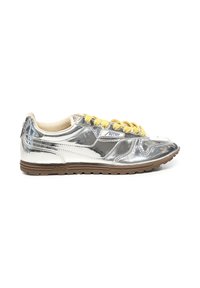Zapatillas metálicas plateadas con cordones amarillos, con una superficie superior lisa, diseño ligero y suela de goma marrón.