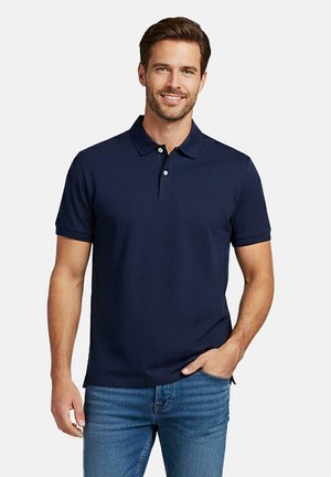 Marineblauw poloshirt met een klassieke kraag, een knoopsluiting met twee knopen, korte mouwen en een gladde katoenen stof. Gecombineerd met spijkerbroek.