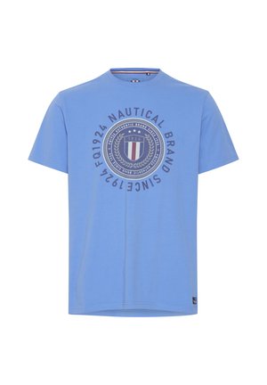T-shirt in cotone blu con collo rotondo, maniche corte e una grafica sul petto con un design a scudo e testo in grigio scuro.