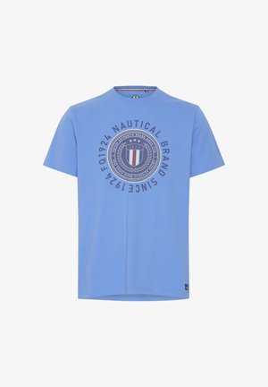 Blauwe katoenen T-shirt met een ronde hals, korte mouwen en een borstprint met een schildontwerp en tekst in donkergrijs.