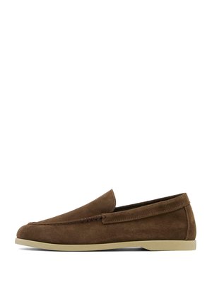 Mocassin pour homme en daim marron avec détails cousus et semelle en caoutchouc beige, présenté de profil sur fond blanc.