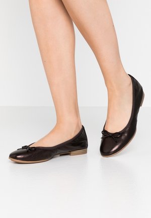 Sorte læder balletflade sko med en rund tå, en lille sløjfedetalje og en lav hæl. Teksturen fremstår glat med en let blank finish.