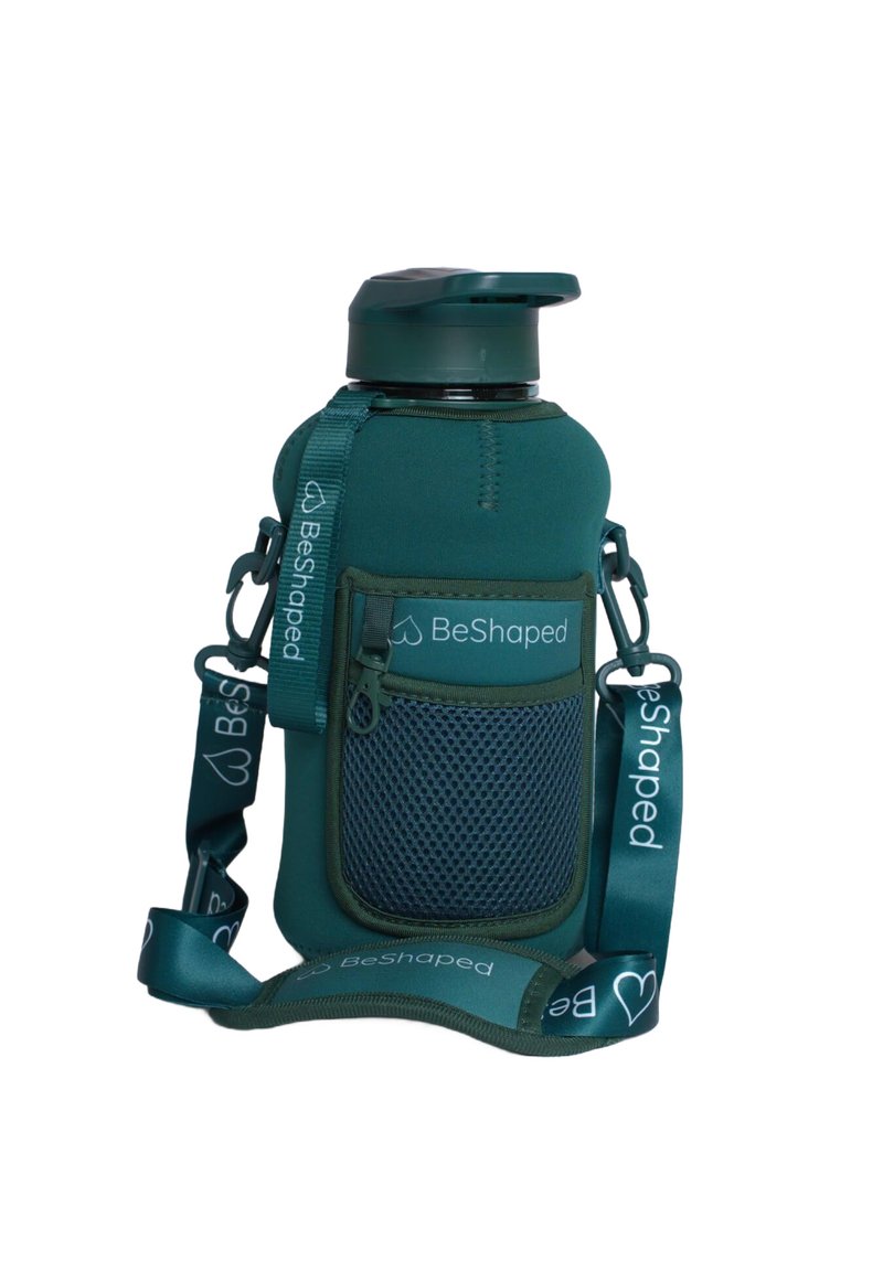 Zielona zaizolowana butelka na wodę z teksturowanym neoprenowym pokrowcem, regulowanym paskiem i siateczkową kieszonką. Posiada czapkę w kolorze czarnym oraz logo.