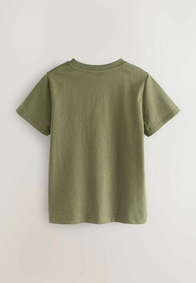 T-shirt verde oliva con maniche corte, colletto rotondo e una texture liscia. La vista posteriore mette in evidenza un design semplice e pulito, privo di grafiche.