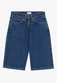 Džínové kraťasy v tmavě modré barvě, s rovnými nohavicemi, pěti kapsami a kontrastním prošíváním podél švů. Klasické zapínání na knoflík a zip.