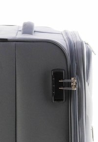 Valigia rigida grigia con una texture liscia, dotata di doppia cerniera, maniglia laterale e meccanismo di chiusura a combinazione.