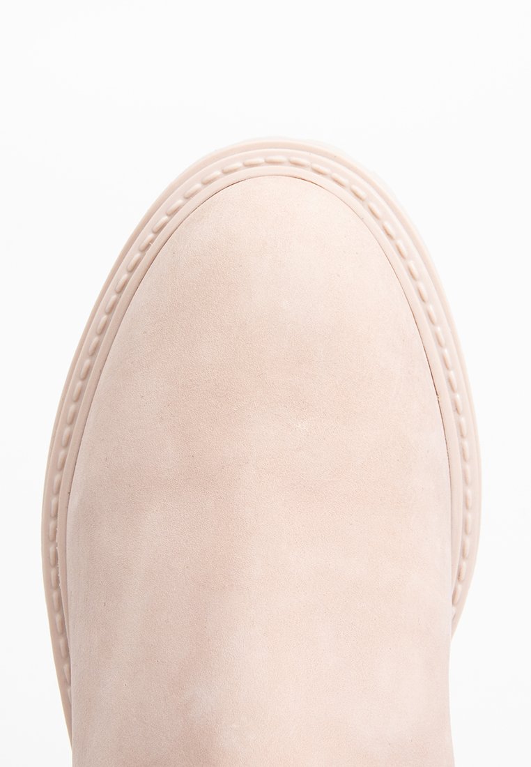 Jasnoróżowe zamszowe botki sięgające kostki z okrągłym noskiem, z detalem przeszycia na krawędzi i gładką fakturą, odpowiednie do codziennego użytku.