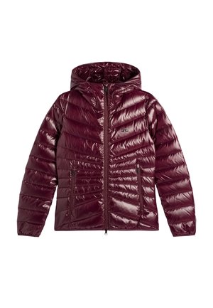 Giacca imbottita trapuntata lucida di colore rosso scuro con cappuccio, zip frontale, due tasche laterali con cerniera e motivo di cuciture a spina di pesce.