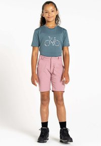 Tafelfarbendes T-Shirt mit Fahrradgrafik, kombiniert mit pinken Shorts. Schwarze Wanderschuhe vervollständigen das Outfit, das für Outdoor-Aktivitäten geeignet ist.