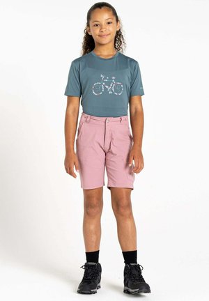 Tafelfarbendes T-Shirt mit Fahrradgrafik, kombiniert mit pinken Shorts. Schwarze Wanderschuhe vervollständigen das Outfit, das für Outdoor-Aktivitäten geeignet ist.