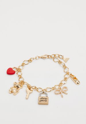 Goldkette Armband mit einem roten Herzanhänger, einem Teddybär, einem Schlüssel, einem Vorhängeschloss mit der Aufschrift "für immer dein" und einer Schleife mit Perlenakzenten.