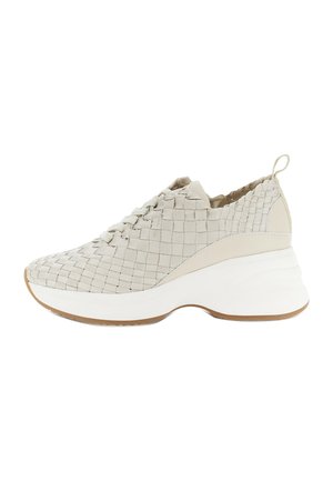 Beigen värinen kudottu slip-on-tennari, jossa on valkoinen paksu pohja ja kantapään vetokahva helppoa pukemista varten, sivuprofiilinäkymä valkoisella taustalla.