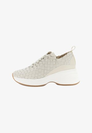 Béžová pletená obuv typu slip-on s bílou silnou podrážkou a poutkem na patě pro snadné nazouvání, boční pohled na bílém pozadí.