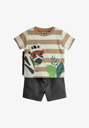 Strój dla malucha z beżowo-białą koszulką w paski, z nadrukiem zebry w czerwonych okularach przeciwsłonecznych i zielonymi liśćmi, w zestawie z ciemnoszarymi krótkimi spodenkami.