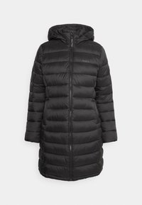 Abrigo de plumas negro con capucha, presenta un cierre con cremallera en la parte delantera, textura acolchada y diseño de longitud media. Fabricado con un material ligero e insulated.