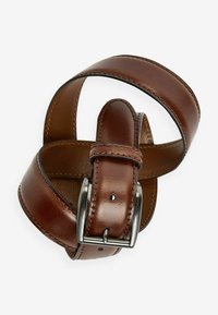 Cinturón de cuero marrón con un acabado suave, con una hebilla de metal plateado y costuras a lo largo de los bordes. Forma curva y superpuesta.