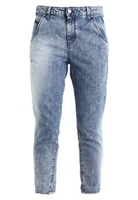 Korkeavyöiset, vaaleansiniset happopesut farkut etutaskuilla, vyölenkeillä, nappisulkimella ja suppilomaisilla lahkeilla valkoista taustaa vasten.