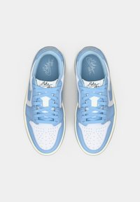 Αθλητικά παπούτσια χαμηλού τύπου με ανοιχτό μπλε δέρμα και λευκές λεπτομέρειες από δίχτυ, με τρυπητό μπροστινό μέρος, επίπεδα κορδόνια και κρεμ χρωματιστή λαστιχένια σόλα.