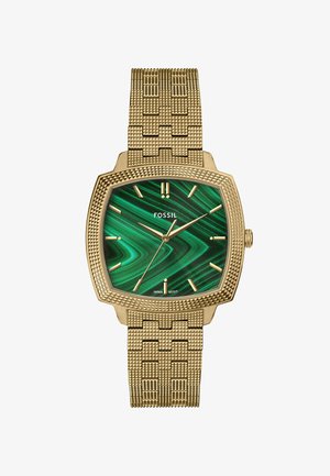 Čtvercové zlaté texturované hodinky se zeleným ciferníkem ve stylu malachitu, zlatými hodinovými značkami a zlatým pleteným páskem, značka Fossil uvedena na ciferníku.