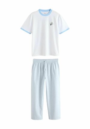 Biała koszulka z krótkim rękawem z niebieskimi wykończeniami i małym nadrukiem z kreskówką, w połączeniu z jasnoniebieskimi spodniami w pionowe paski z elastycznym pasem.