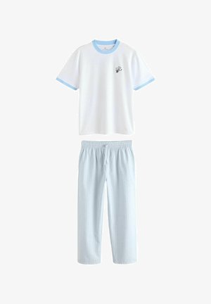 Fehér, rövid ujjú póló kék szegéllyel és kis rajzfilmnyomattal, világoskék, függőleges csíkozású, elasztikus derékpántos nadrággal párosítva.