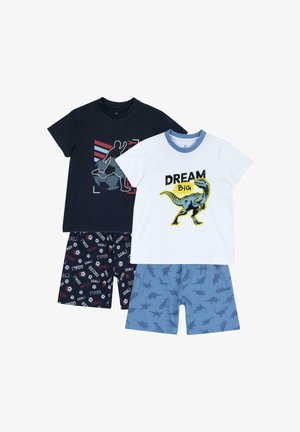 Conjunto de tres pijamas para niños: camiseta navy con estampado gráfico, camiseta blanca con "SOÑA en grande" y gráfico de dinosaurio, pantalones cortos azules con estampado de dinosaurios.