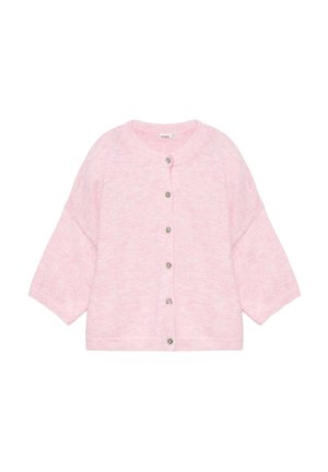 Cardigan rosa peloso con bottoni, scollo rotondo e maniche a tre quarti, mostrato su sfondo bianco.