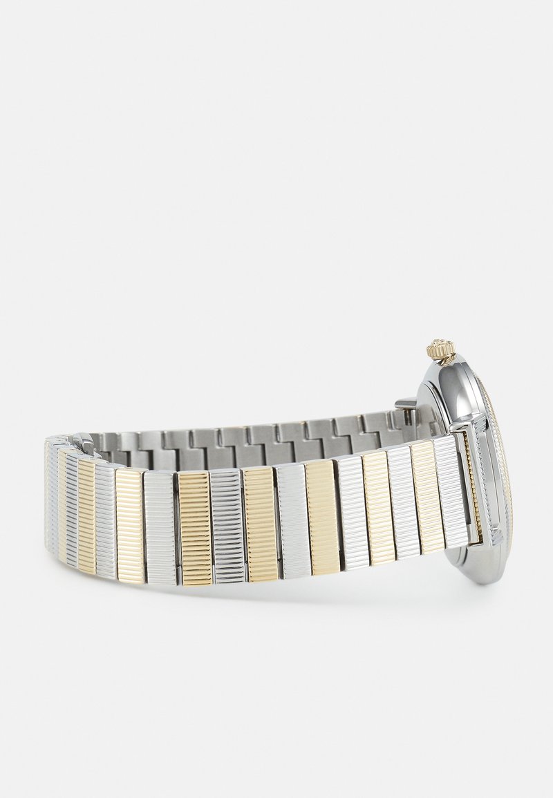 Zweifarbiges Silber- und Goldmetallarmband mit strukturierten rechteckigen Gliedern und einem silbernen Gehäuse mit einer goldenen Krone.