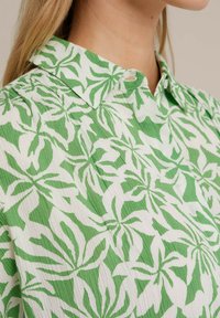 WE Fashion Button-down blouse - green