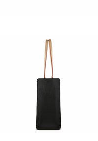 Sac fourre-tout en cuir noir avec une surface texturée, une forme allongée et deux anses marron accentuées de coutures orange.