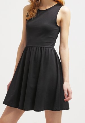 Robe noire sans manches avec un corsage ajusté et une jupe évasée, confectionnée dans un tissu lisse, dotée d'un col rond et d'un détail de couture à la taille.