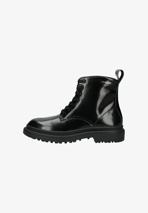 Zwarte glanzende leren veterlaars met grof profiel, aantreklus en een klein goudkleurig "GANT"-logo aan de zijkant.