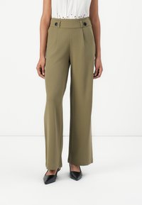 Pantaloni a gamba larga verdi oliva realizzati in un tessuto liscio, con una vita alta, due bottoni neri e pieghe frontali nette.