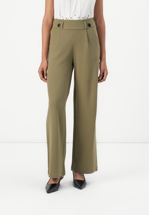 Olijfgroene wijde broek van gladde stof, met een hoge tailleband voorzien van twee zwarte knopen en scherpe voorplooien.