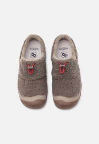 Pantofi slip-on din lână maro, cu un upper texturat, accente bej, șnur roșu și tălpi din cauciuc maro. Logo-ul este vizibil pe brant.