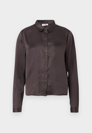 Blouse en satin marron foncé à manches longues, boutonnage sur le devant, col évasé et texture lisse. Pas de motifs ni d'accents visibles.
