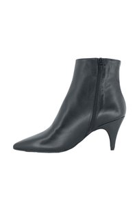 Stivaletto alla caviglia in pelle nera con punta appuntita, cerniera laterale e tacco sottile. Texture liscia e design minimalista.