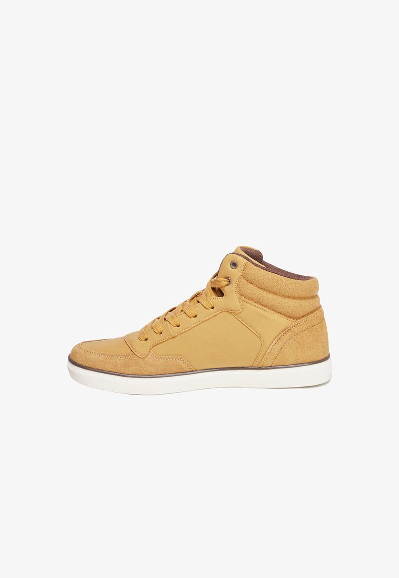 Zapatilla alta en color marrón, fabricada con materiales de ante y cuero, con diseño de cordones, cuello acolchado y suela de goma blanca. Se puede ver el detalle del panel lateral.