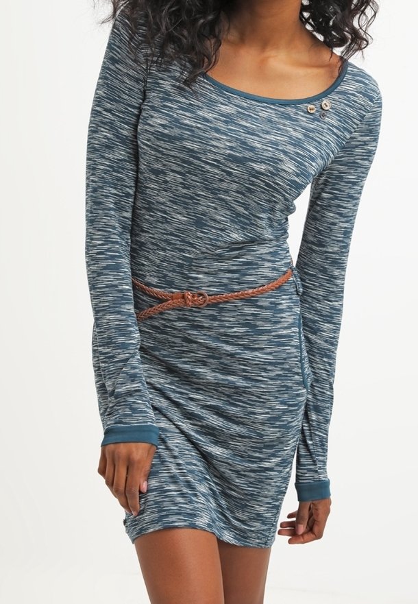 Långärmad klänning i ett texturerat blått tyg med rundad halsringning, prydd med dekorativa knappar och ett flätat brunt bälte i midjan.