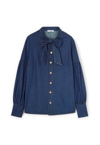 Camicia di jeans di colore blu scuro, con colletto a fiocco, maniche lunghe a sbuffo e sette bottoni in ottone lungo la parte anteriore. Texture liscia.