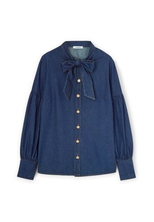 Donkerblauwe denim blouse met een strikkraag, lange pofmouwen en zeven bronzen knopen aan de voorkant. Gladde textuur.