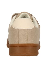 Beige mockasin sko med en krämfärgad syntetklack och tan-färgad gummisula. Har en texturerad yta och en enkel design.