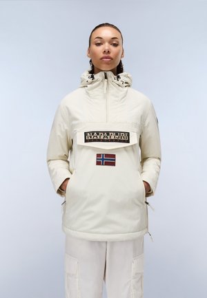 Lys beige genserjakke med hette, frontlomme og brodert logo. Har en norsk flaggplaster og sidelommer for enkel påkledning.