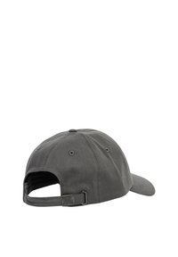 Graue Baseballmütze von hinten betrachtet, mit verstellbarem Riemen und Belüftungslöchern, aus einem glatten Stoffmaterial.