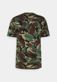 Korte mouwen T-shirt van katoenmix, met een camouflagepatroon in tinten groen, bruin en zwart. Ronder halsontwerp.