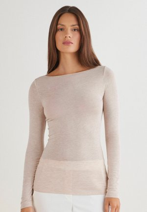 Licht-beige lange mouwen top met een boot-halslijn. Glad, nauwsluitend textuur met subtiele tonale variaties. Geschikt voor het dragen in lagen.