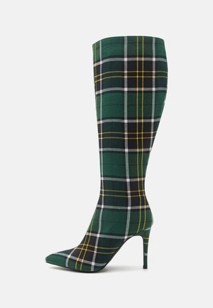 Groene geruite kniehoge stiletto met een spitse neus, met gele, witte en zwarte strepen. Gemaakt van gestructureerde stof.
