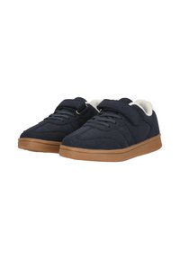 Marinblå sneakers med mockayta, med snörning, kardborreband och en tan-färgad gummisula. Vit innerfoder.