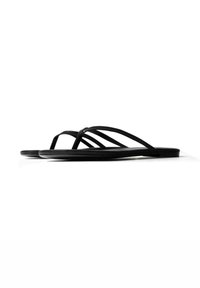 Sandales plates minimalistes noires avec fines lanières croisées et une boucle simple pour l'orteil, vues de côté sur fond blanc.